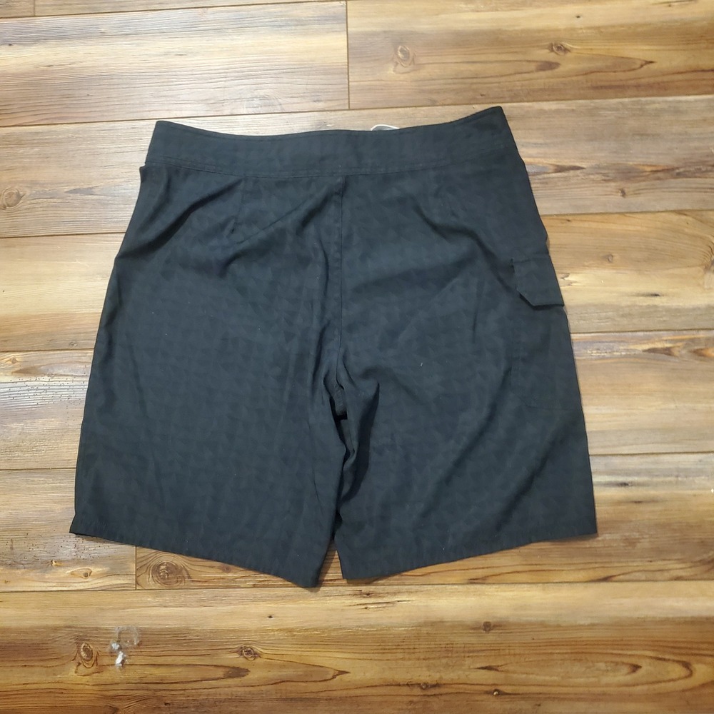 Under Armour Mens Sz 36 HeatGear Board Shorts Loose Black Geometric Swim Trunks - Picture 2 of 4